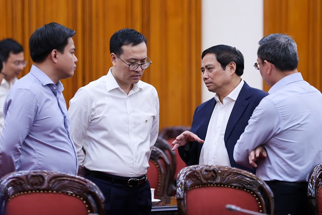 Thủ tướng Chính phủ trao đổi với các đại biểu tại phiên họp - Ảnh: VGP/Nhật Bắc