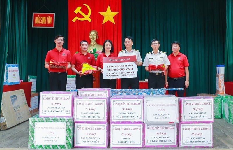 Đại diện Agribank ủng hộ Chương trình "Xanh hóa Trường Sa". Nguồn: Agribank