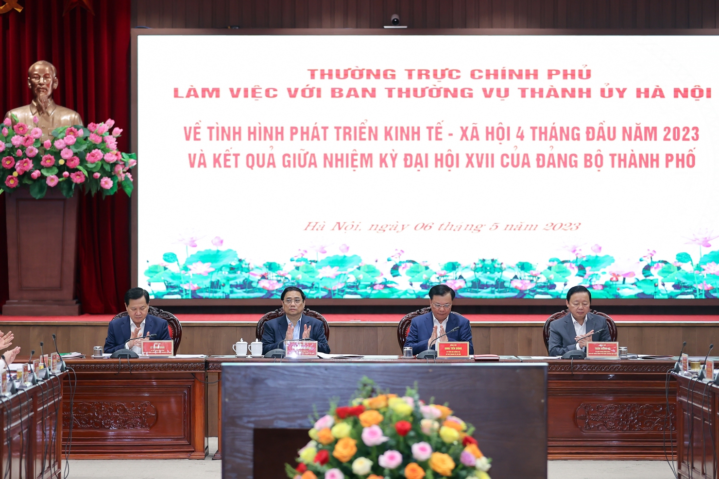 Thủ tướng Phạm Minh Chính chủ trì cuộc làm việc của Thường trực Chính phủ với Ban Thường vụ Thành ủy Hà Nội. Ảnh: VGP/Nhật Bắc