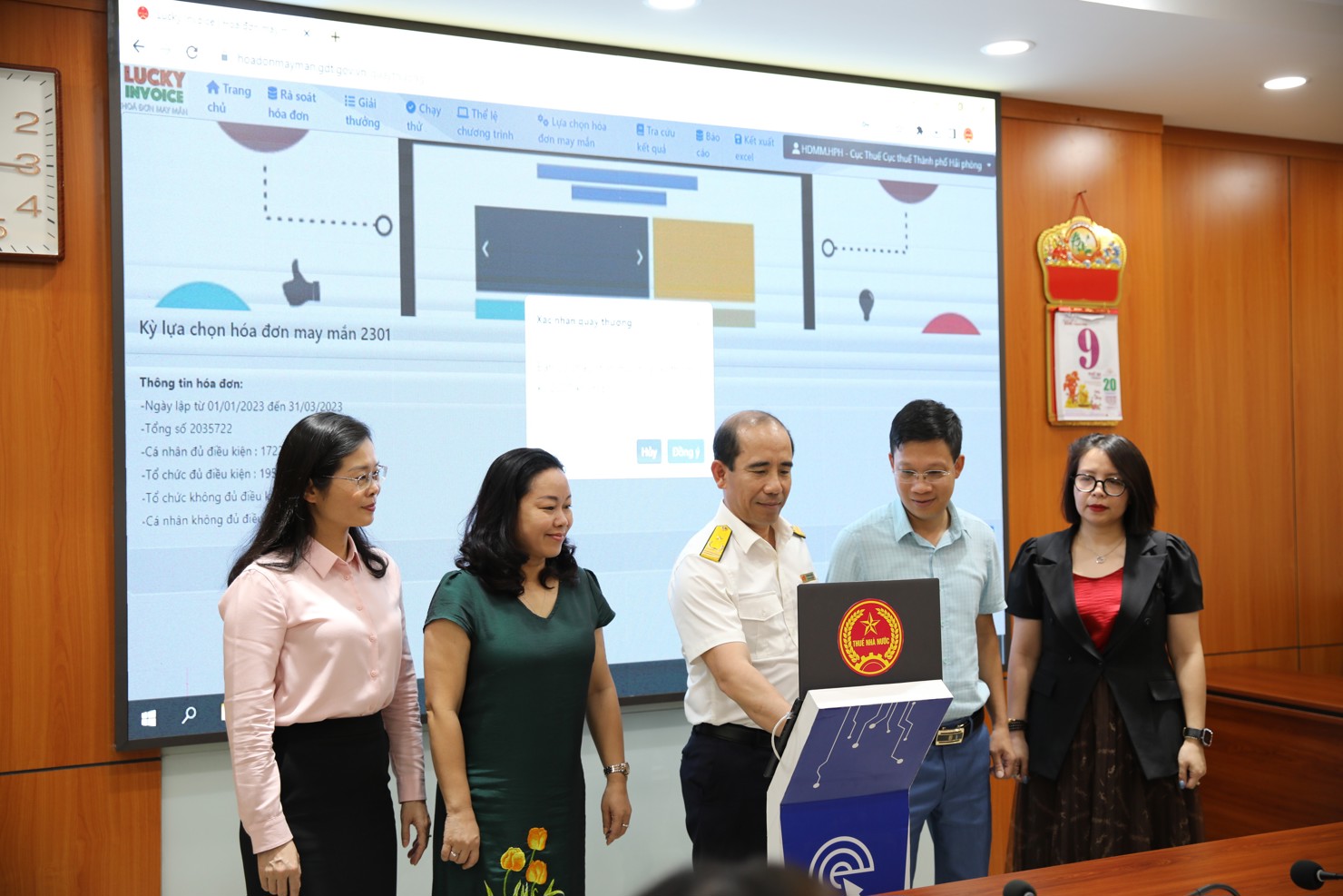 Hội đồng giám sát nhấn nút lựa chọn ngẫu nhiên hóa đơn trúng thưởng quý I/2023. Ảnh: Cục Thuế Hải Phòng.