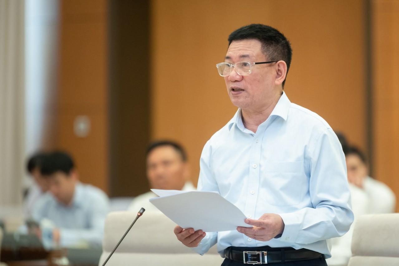 Bộ trưởng Bộ Tài chính Hồ Đức Phớc trình bày dự thảo báo cáo.