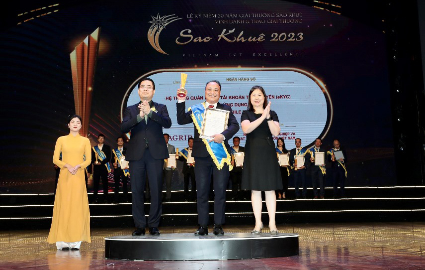 Đại diện Agribank nhận giải thưởng Sao Khuê 2023 cho sản phẩm Agribank eKYC System. Nguồn: Agribank.