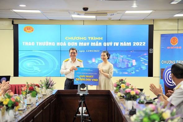 Đại diện Cục Thuế Hà Nội trao thưởng cho người trúng giải Nhất tại Chương trình lựa chọn Hóa đơn may mắn quý IV/2022.