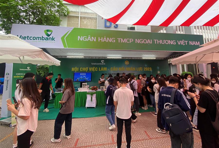 Gian hàng giới thiệu và tư vấn của Vietcombank luôn nhận được sự quan tâm đặc biệt của sinh viên các trường Đại học/Học viện