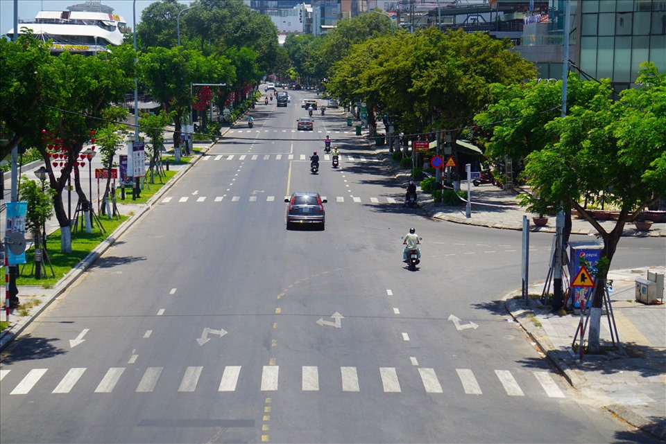 Bắc Bộ và Trung Bộ đang trải qua đợt nắng nóng diện rộng kéo dài nhất từ đầu năm đến nay, có nơi trên 40 độ.