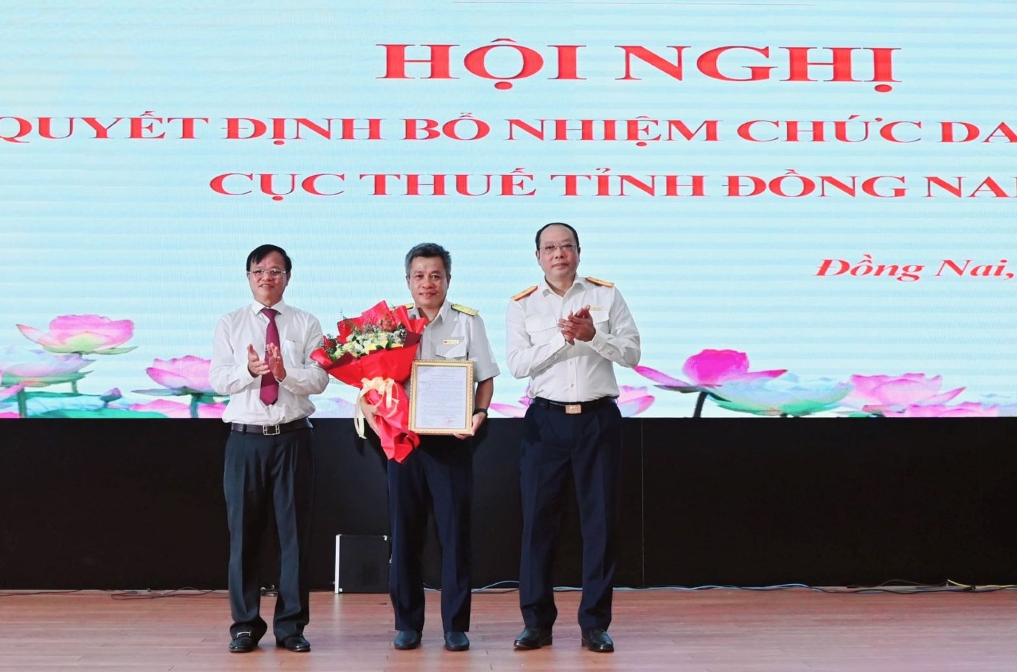 Phó Tổng cục trưởng Tổng cục Thuế Vũ Xuân Bách trao quyết định bổ nhiệm Cục trưởng Cục thuế tỉnh Đồng Nai cho ông Nguyễn Toàn Thắng. Ảnh: Đ. Mỹ