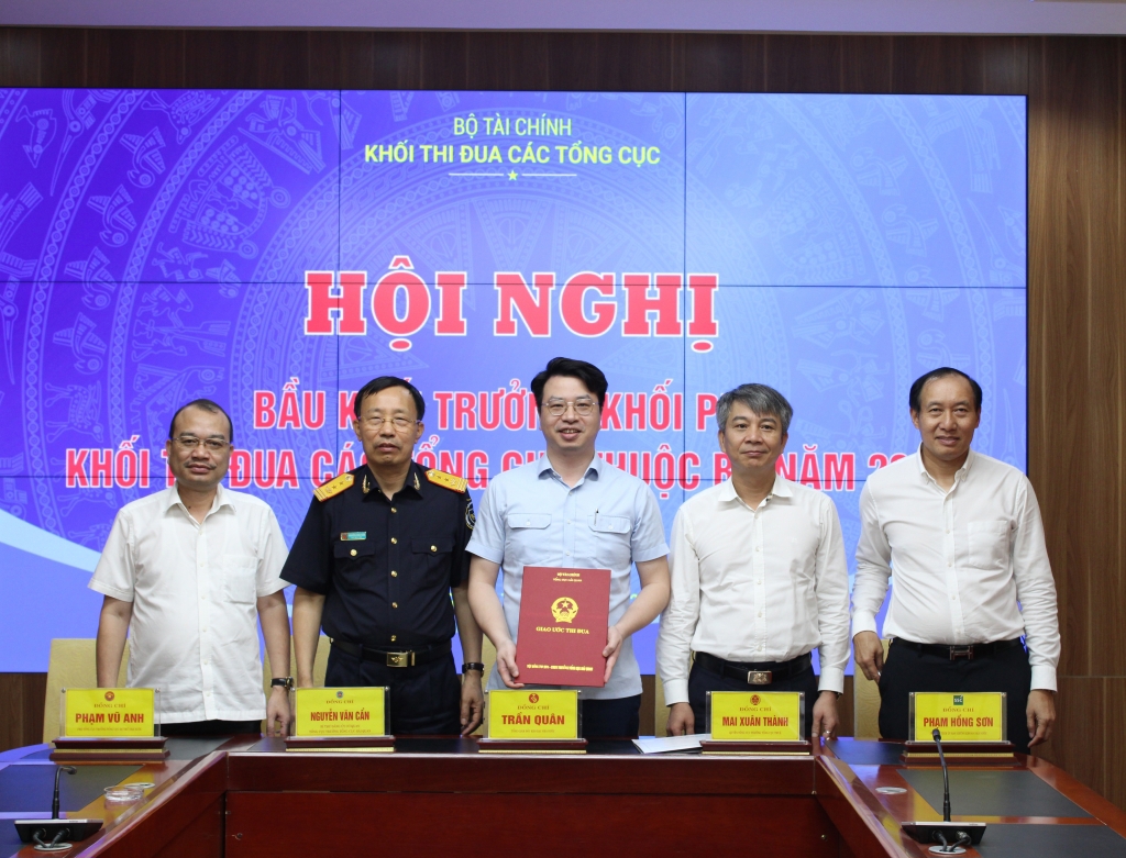 Lãnh đạo 5 tổng cục trực thuộc Bộ Tài chính ký kết giao ước thi đua.