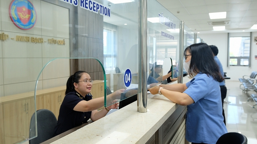 Cán bộ hải quan hướng dẫn thủ tục hành chính. Ảnh: internet