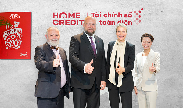 Từ trái qua: Ngài Hynek Kmonice, Đại sứ đặc mệnh toàn quyền Cộng hòa Czech tại Việt Nam, ông Jan Bartosek, Phó chủ tịch Hạ viện Czech, bà Annica Witschard, CEO Home Credit, bà Phạm Vũ Minh Đan, Giám đốc Nhân sự Home Credit. Ảnh: PV.