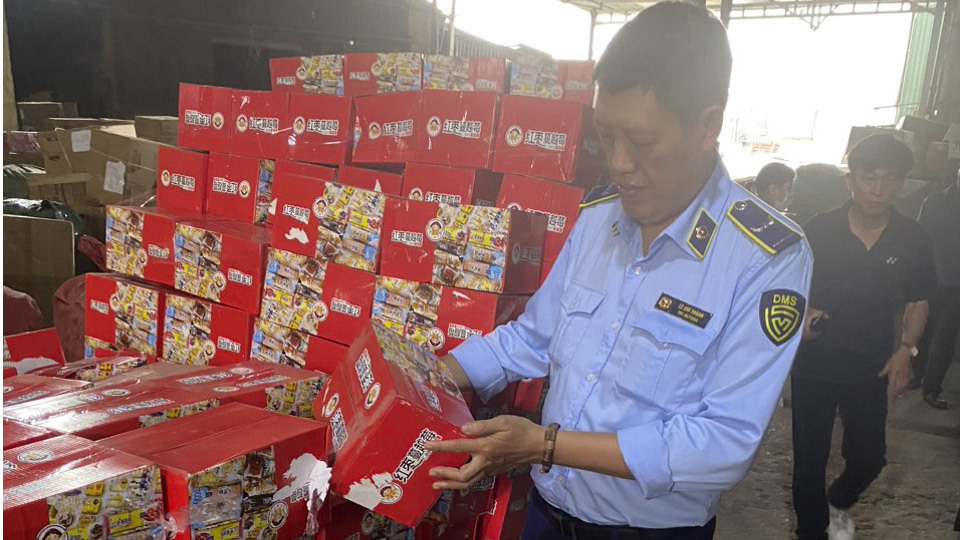 Cục QLTT Hà Nội kiểm tra và phát hiện 1.300 thùng bánh (nội địa Trung Quốc) trên bao bì thể hiện chữ tượng hình, và không có nội dung thể hiện nguồn gốc xuất xứ.