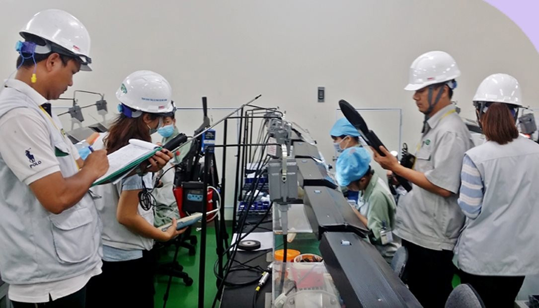 Người nộp phí là tổ chức đề nghị cấp, điều chỉnh nội dung giấy chứng nhận đủ điều kiện hoạt động dịch vụ quan trắc môi trường.