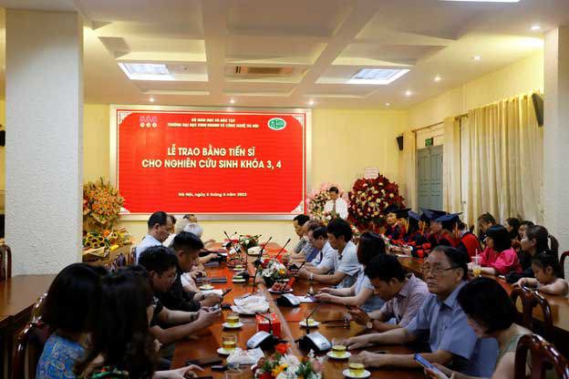 Lễ trao bằng Tiến sĩ cho các Nghiên cứu sinh khoá 3 và 4.