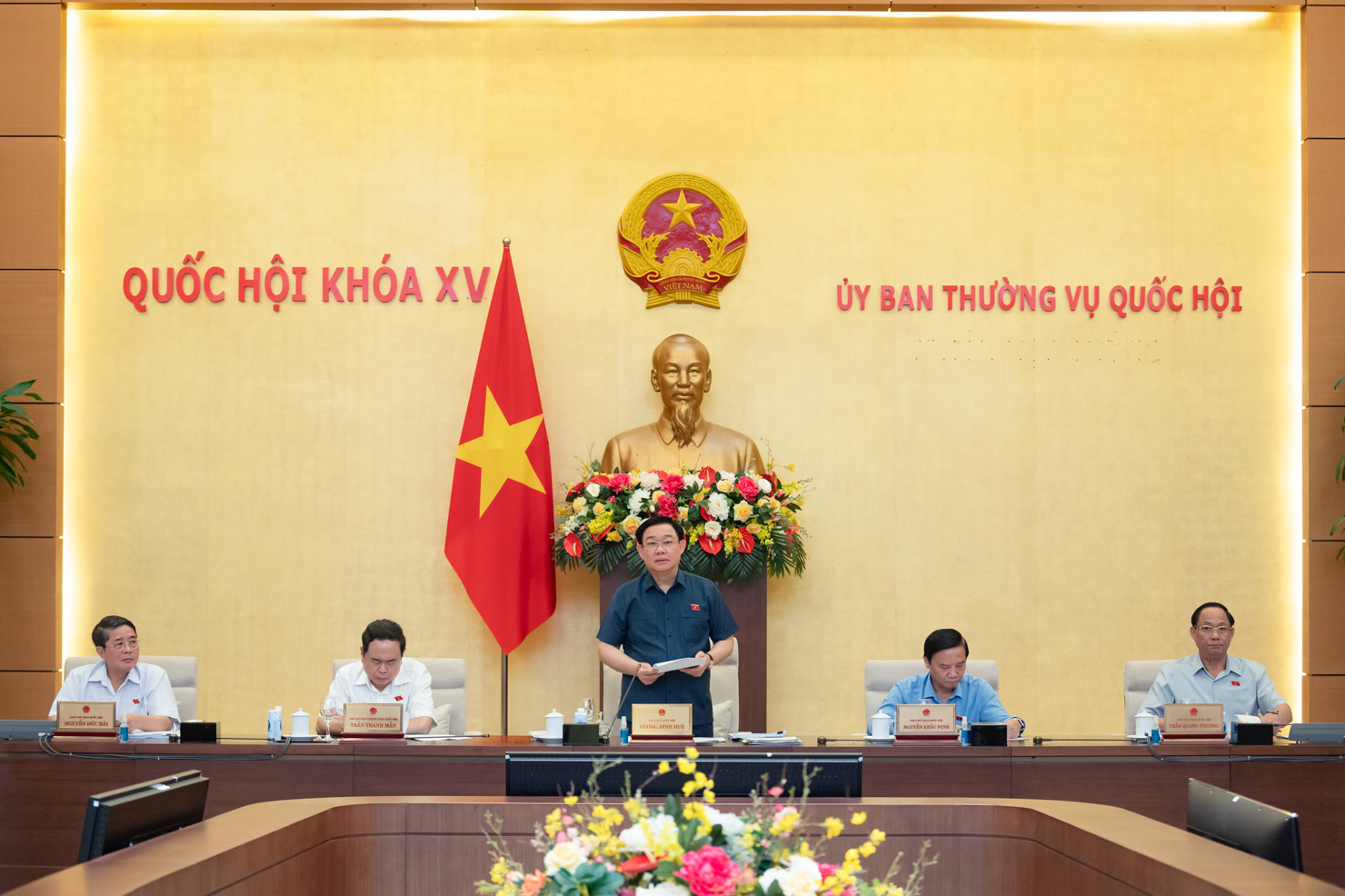 Chủ tịch Quốc hội Vương Đình Huệ phát biểu khai mạc phiên họp.