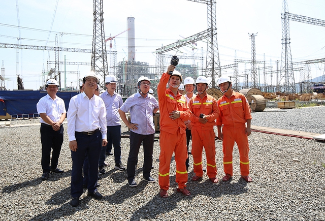 Việc bảo đảm an toàn lưới điện truyền tải luôn được EVNNPT và các đơn vị trực thuộc ưu tiên, dồn lực thực hiện - Ảnh: VGP/Toàn Thắng.