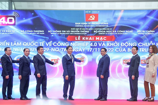 Thủ tướng Chính phủ Phạm Minh Chính và các đại biểu bấm nút khai mạc Triển lãm quốc tế về công nghiệp 4.0 - Ảnh: VGP/Nhật Bắc.