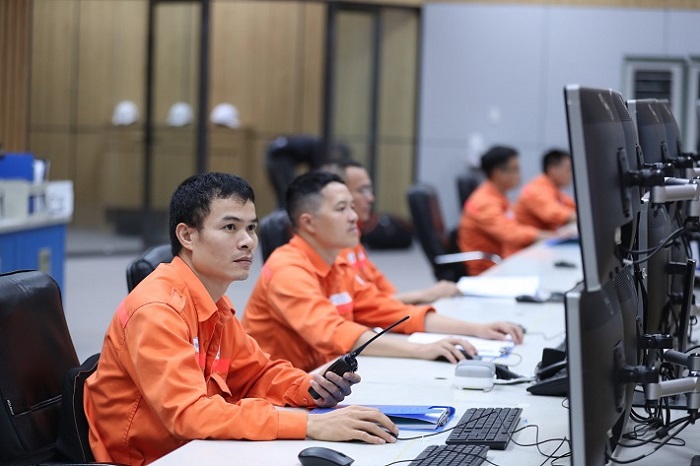 Trong ca trực Điều hành viên phòng kiểm soát Công ty CP Nhiệt điện Hải Phòng luôn có nhiệm vụ đảm bảo thiết bị vận hành an toàn, liên tục và kinh tế.