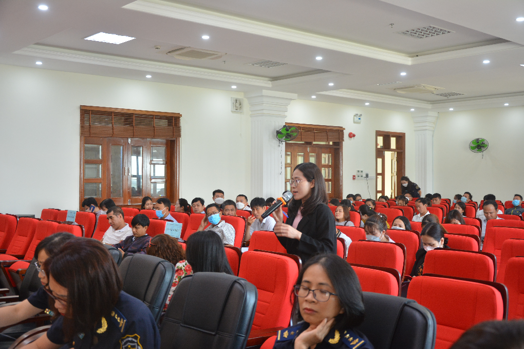 Cục Hải quan tỉnh Bình Định lắng nghe những chia sẻ, vướng mắc từ phía doanh nghiệp. Ảnh: HQBĐ