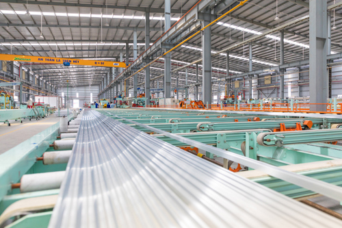 Việc mất điện đột ngột khiến cho các dây chuyền sản xuất dở dang bị dừng, ảnh hưởng hiệu suất công việc. 