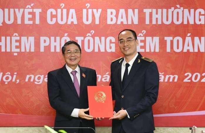 Phó Chủ tịch Quốc hội Nguyễn Đức Hải trao quyết định cho tân Phó Tổng Kiểm toán Nhà nước Bùi Quốc Dũng.