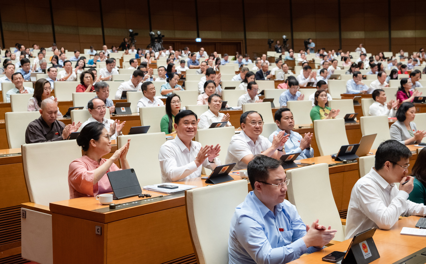 Các đại biểu biểu quyết thông qua Luật Giá (sửa đổi).