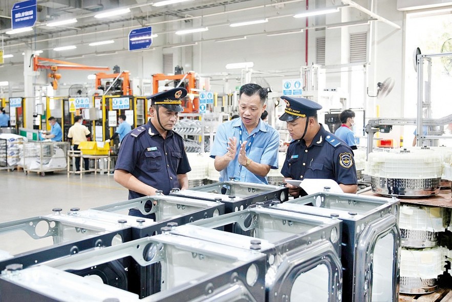 Công chức Cục Hải quan Đồng Nai kiểm tra mã hàng hoá xuất, nhập khẩu.