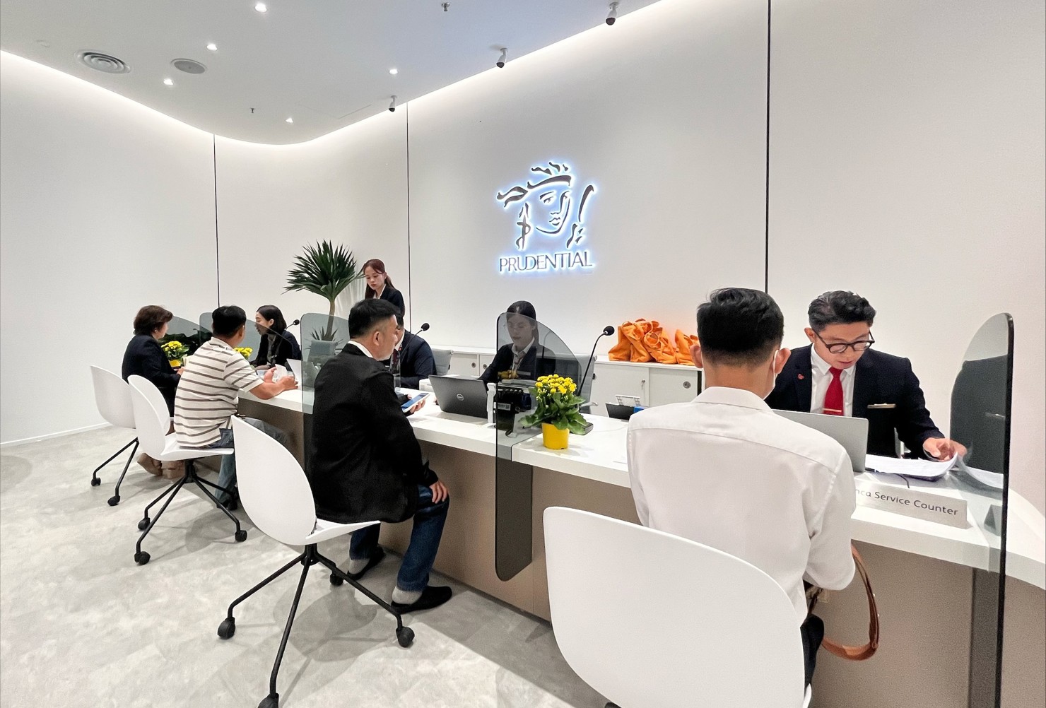 Khách hàng sẽ được trải nghiệm không gian sang trọng cùng tiện ích hiện đại nhất tại Trung tâm Chăm sóc khách hàng ở TP. Hồ Chí Minh.