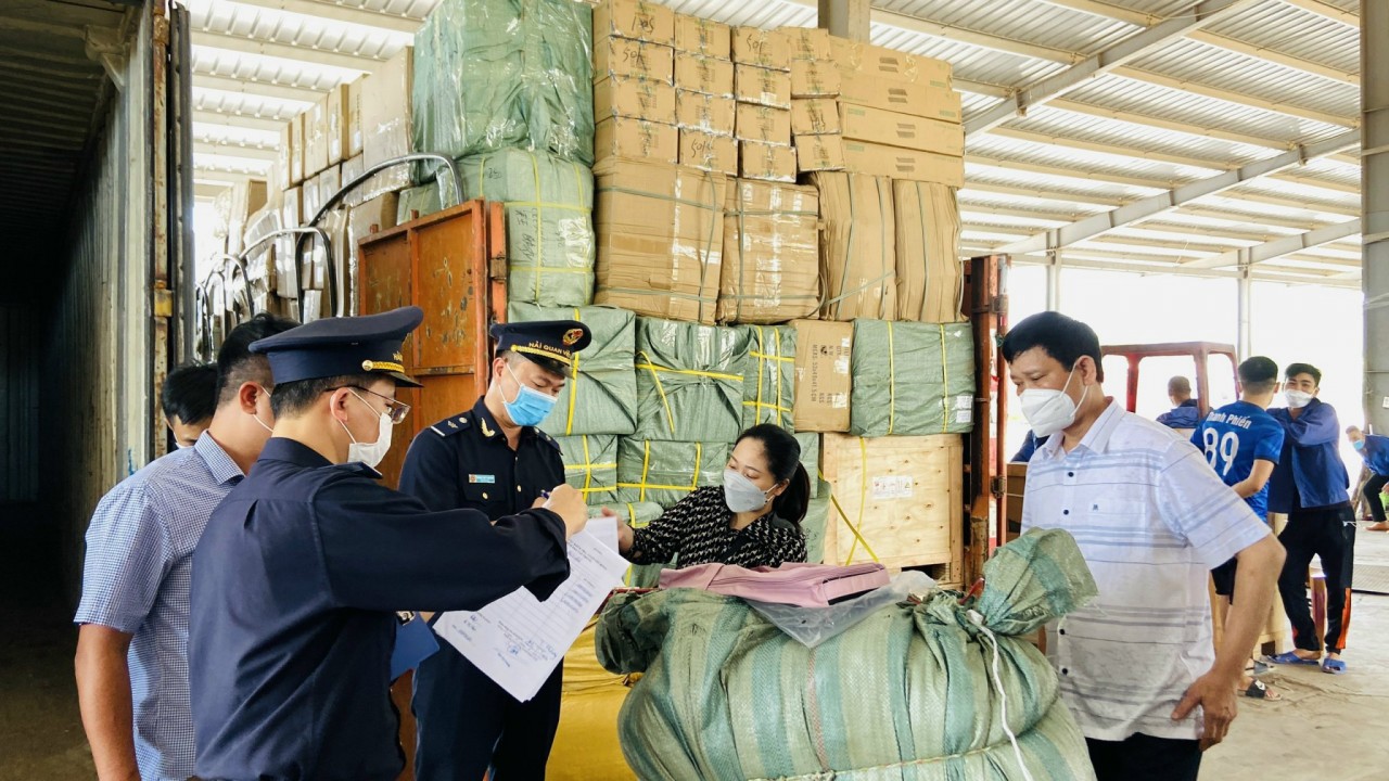 Theo quy định, không được hoàn thuế nhập khẩu với phần nguyên liệu, vật tư đưa đi gia công. Ảnh: internet