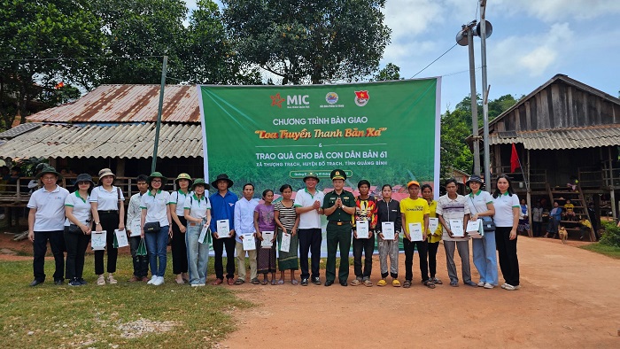 Đại diện lãnh đạo Bộ Chỉ huy BĐBP Quảng Bình, Tổng Công ty Cổ phần Bảo hiểm Quân đội trao tặng quà cho các hộ gia đình khó khăn bản 61, xã Thượng Trạch, huyện Bố Trạch. Ảnh: Châu Thành.