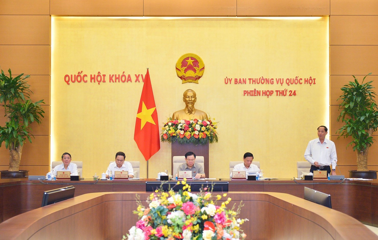 Phó Chủ tịch Quốc hội Trần Quang Phương điều hành nội dung thảo luận.