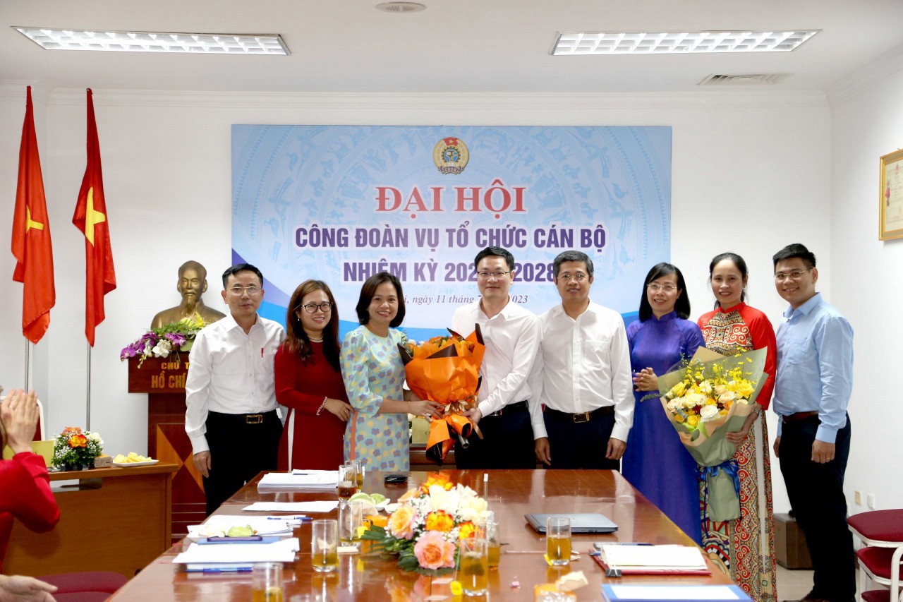 Lãnh đạo Vụ Tổ chức cán bộ chúc mừng Ban Chấp hành Công đoàn Vụ Tổ chức cán bộ nhiệm kỳ 2023-2028. Ảnh: Đức Minh