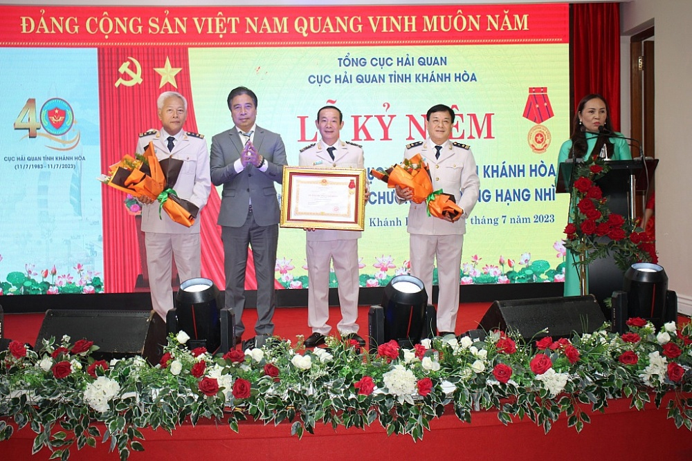 Thừa ủy quyền của Chủ tịch nước, ông Nguyễn Khắc Toàn - Phó Bí thư thường trực Tỉnh ủy, Chủ tịch HĐND tỉnh Khánh Hòa trao Huân chương Lao động hạng Nhì cho Cục Hải quan Khánh Hòa.