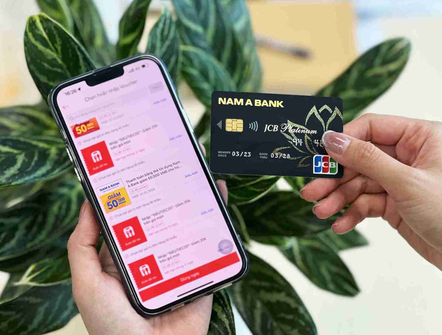 Thẻ tín dụng đáp ứng hầu hết nhu cầu chi tiêu, mua sắm của người dân. Ảnh: Nam A Bank