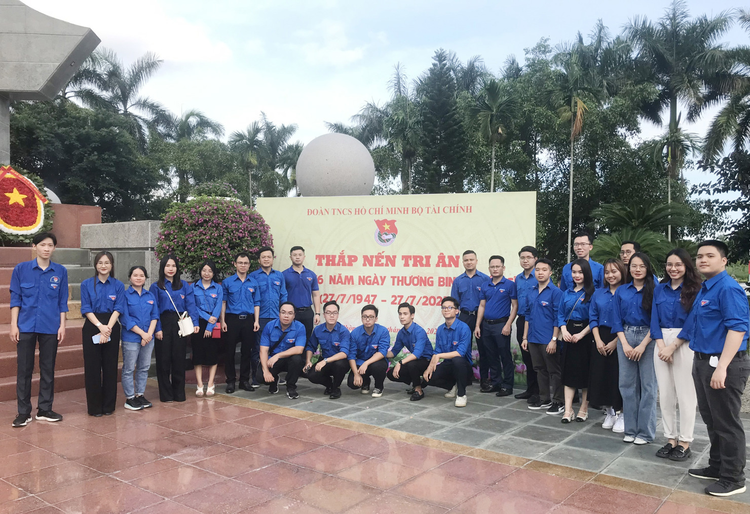 Chương trình "Thắp nến tri ân" tại Đài tưởng niệm anh hùng, liệt sỹ TP. Hải Phòng.