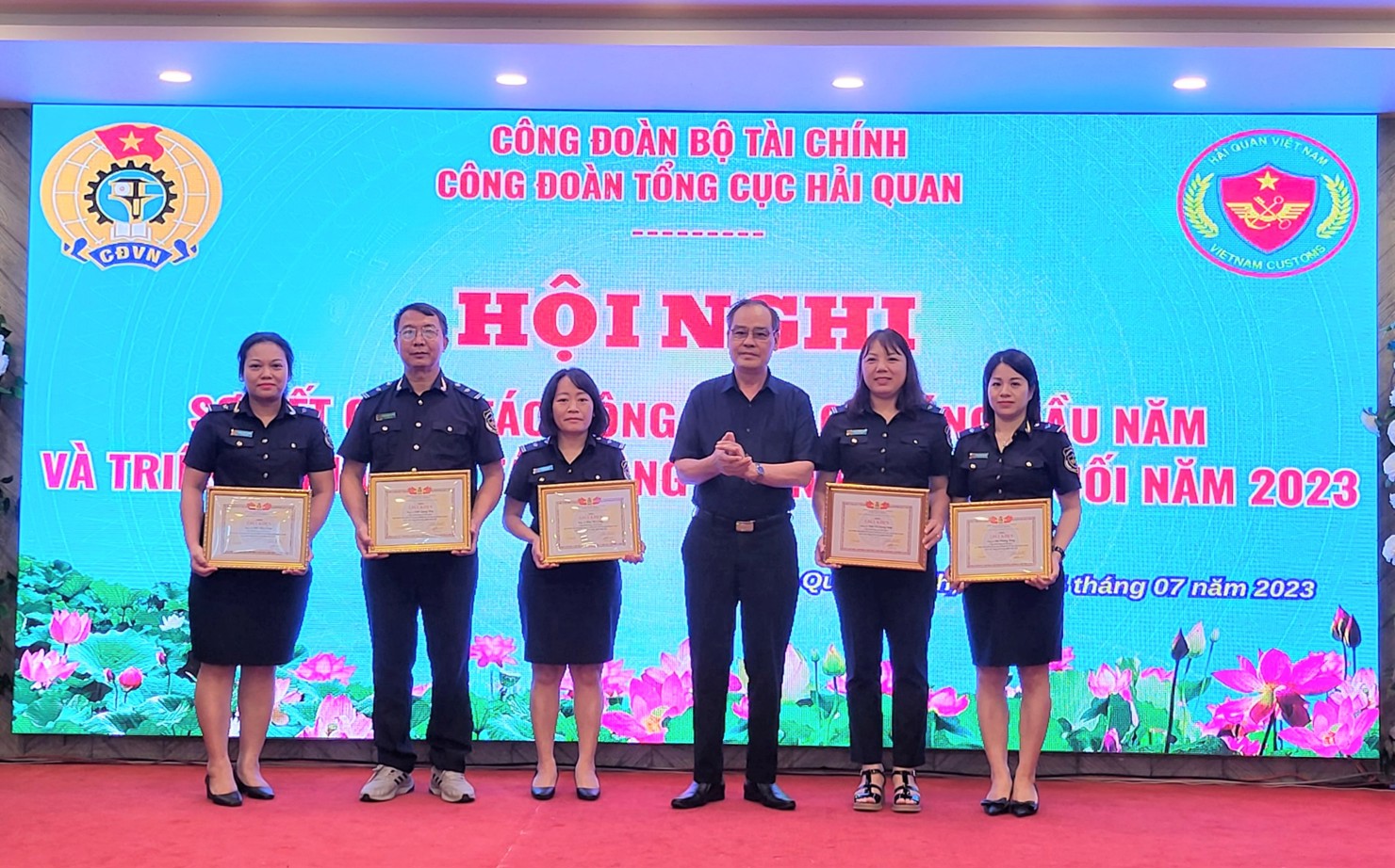Phó Chủ tịch thường trực Công đoàn Bộ Tài chính Bùi Xuân Ngọc trao Bằng khen của Công đoàn Bộ Tài chính cho các đoàn viên công đoàn có thành tích xuất sắc.