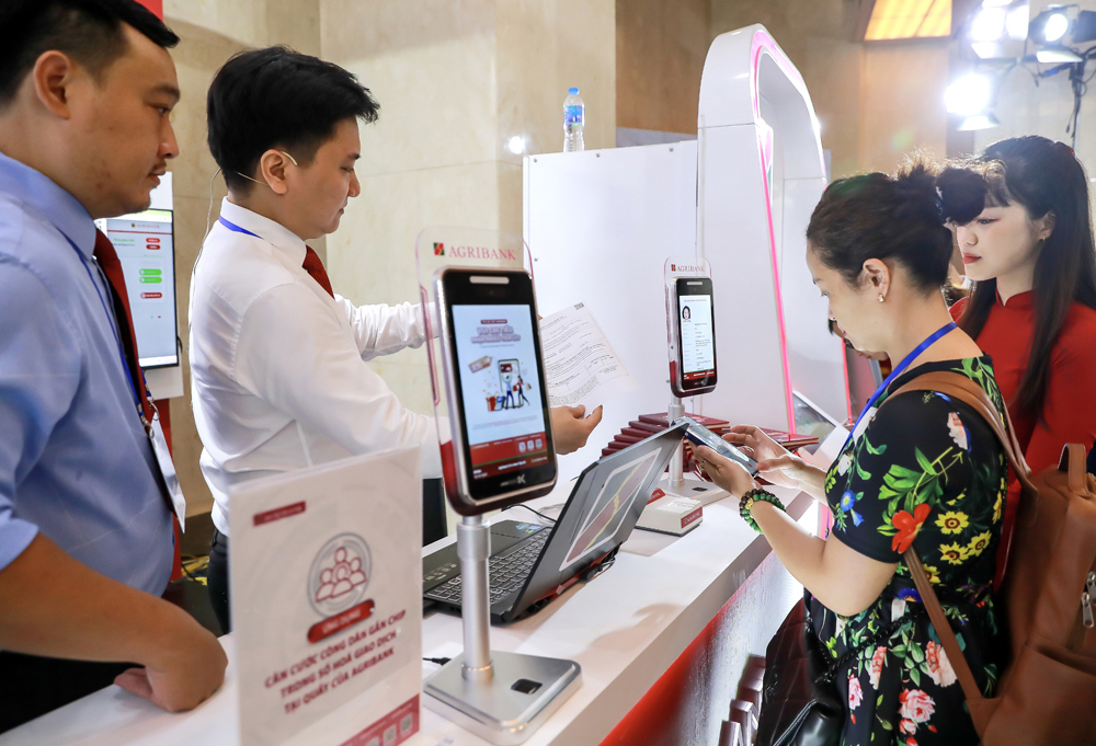 Khách hàng trải nghiệm dịch vụ tại gian hàng Agribank. Nguồn: Agribank.