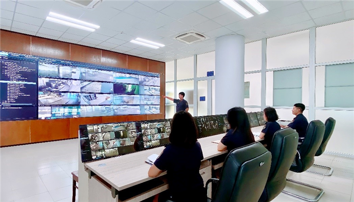 Công chức hải quan tác nghiệp trên hệ thống camera giám sát trực tuyến. Ảnh: internet