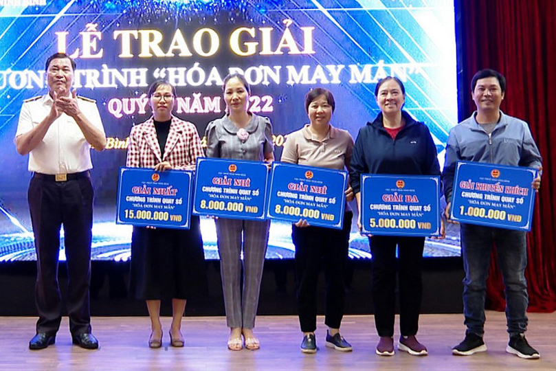 Đại diện Cục Thuế Ninh Bình trao giải thưởng cho các chủ nhân hóa đơn may mắn.