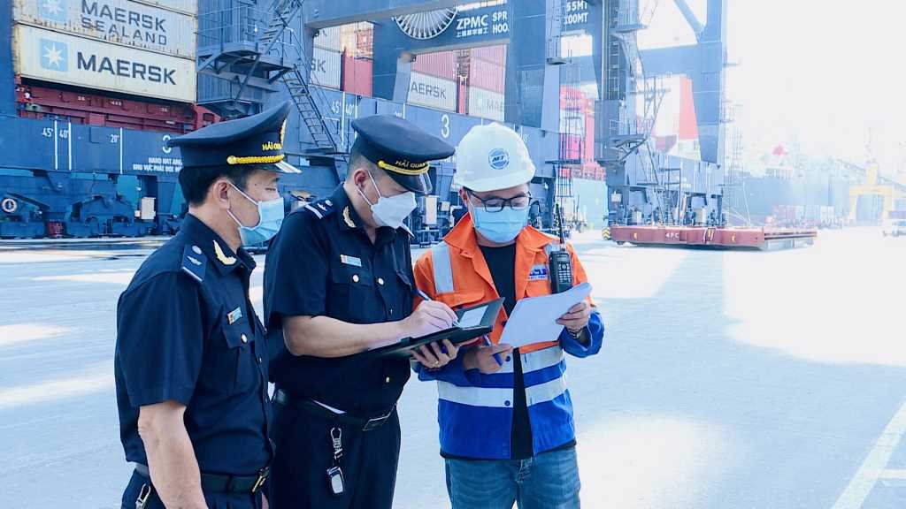 Cán bộ Chi cục Hải quan Cửa khẩu cảng Hòn Gai giám sát hoạt động xếp dỡ hàng hóa xuất nhập khẩu tại Cảng container quốc tế Cái Lân (CICT). Ảnh: internet