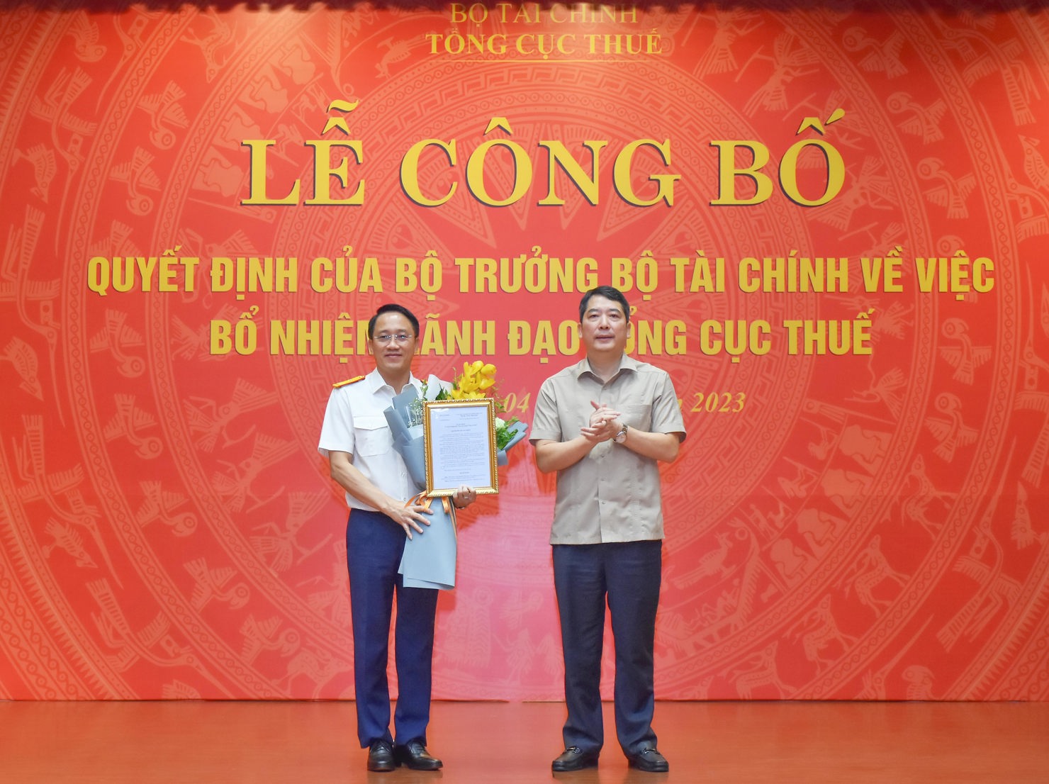 Thứ trưởng Bộ Tài chính Cao Anh Tuấn chúc mừng tân Phó Tổng cục trưởng Tổng cục Thuế Mai Sơn. Ảnh Trung Kiên.