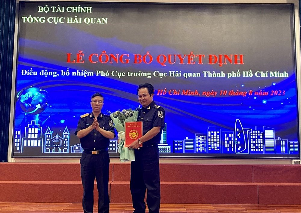 Ông Lưu Mạnh Tưởng - Phó Tổng cục trưởng Tổng cục Hải quan trao Quyết định điều động bổ nhiệm ông Nguyễn Văn Ổn giữ chức Phó Cục trưởng Cục Hải quan TP. Hồ Chí Minh. Ảnh: Kỳ Lân
