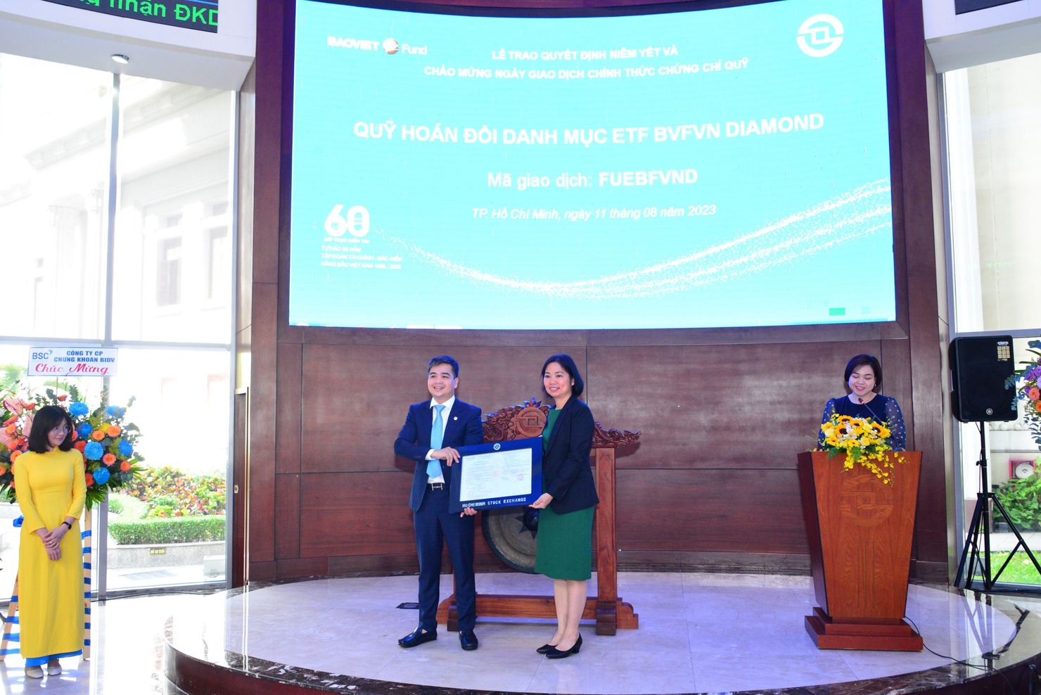Đại diện HOSE trao quyết định niêm yết Quỹ ETF BVFVN DIAMOND