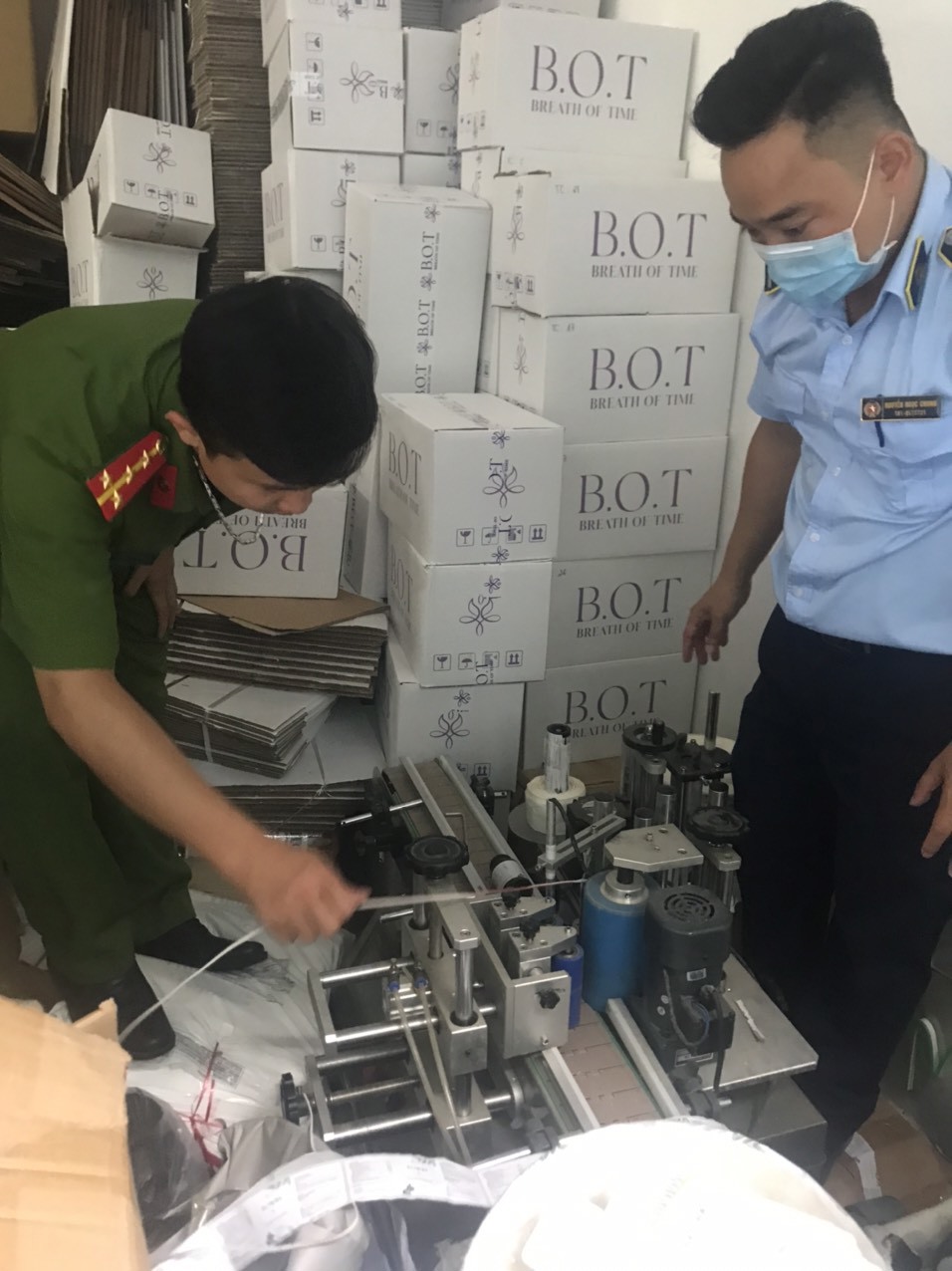 Toàn bộ số hàng hoá, nguyên liệu, máy móc phục vụ việc sản xuất, đóng gói trên không có hoá đơn chứng từ chứng minh nguồn gốc hợp pháp theo quy định.
