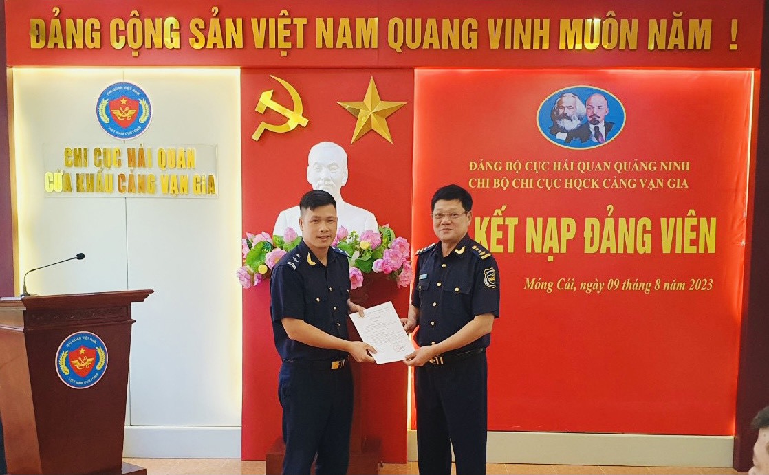 Chi bộ Chi cục Hải quan cửa khẩu cảng Vạn Gia kết nạp đảng viên mới.