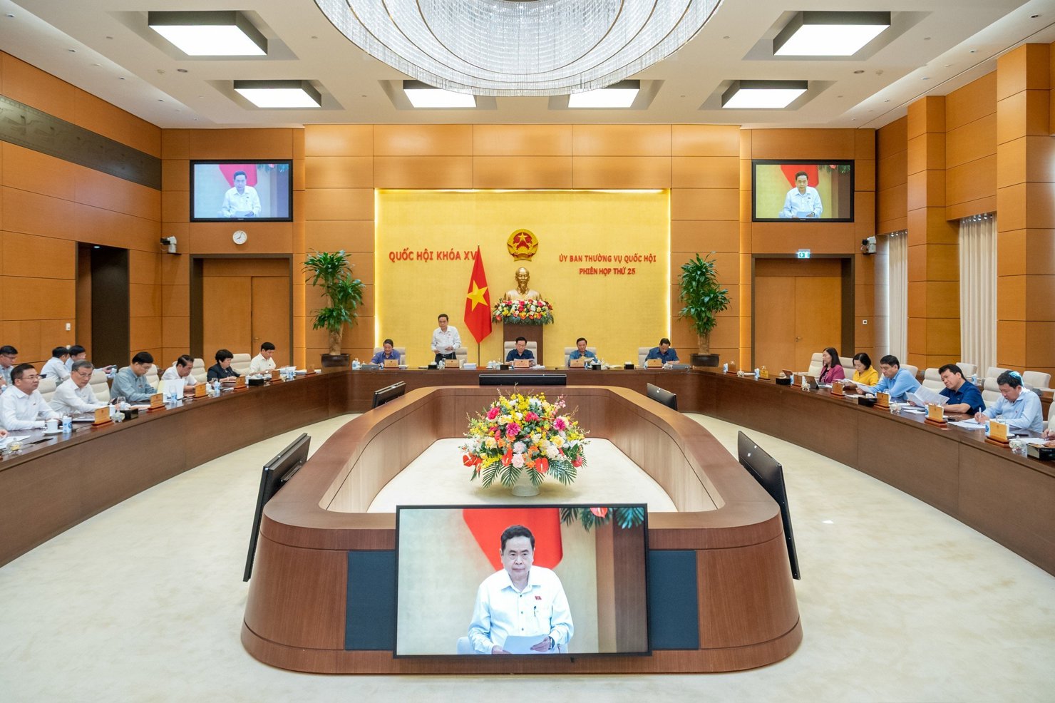Quang cảnh Phiên họp sáng 17/8/2023.