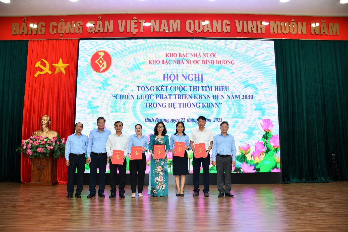 Ban tổ chức đã trao 1 giải nhất, 1 giải nhì, 1 giải ba và 2 giải khuyến khích cho cán bộ, công chức.