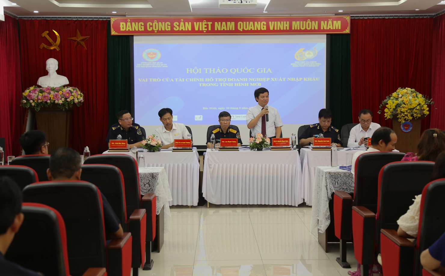 Các đại biểu chủ trì hội thảo.
