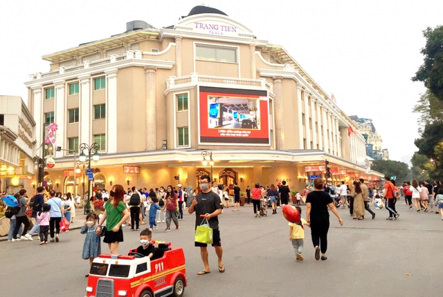 Không gian đi bộ khu vực hồ Hoàn Kiếm và vùng phụ cận trung bình mỗi tối có từ 1,5 - 2 vạn người đến vui chơi. Ảnh: VGP/Minh Anh