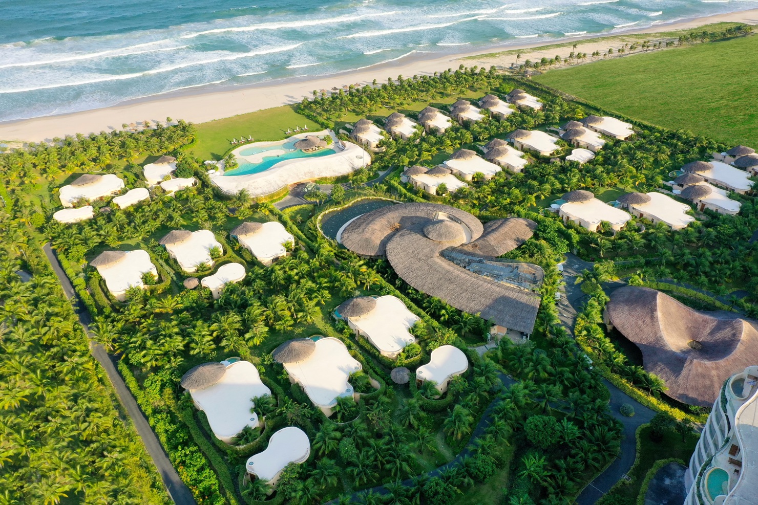 Ana Mandara Cam Ranh - Tuyệt đẹp bên bờ biển xanh trong như ngọc, với kiến trúc địa phương độc đáo. Ảnh: PL