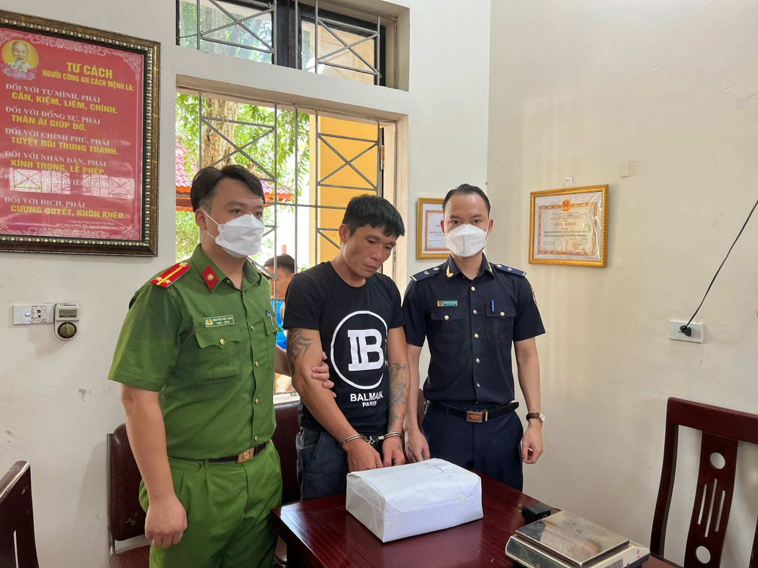 Đối tượng bị lực lượng chức năng bắt giữ.