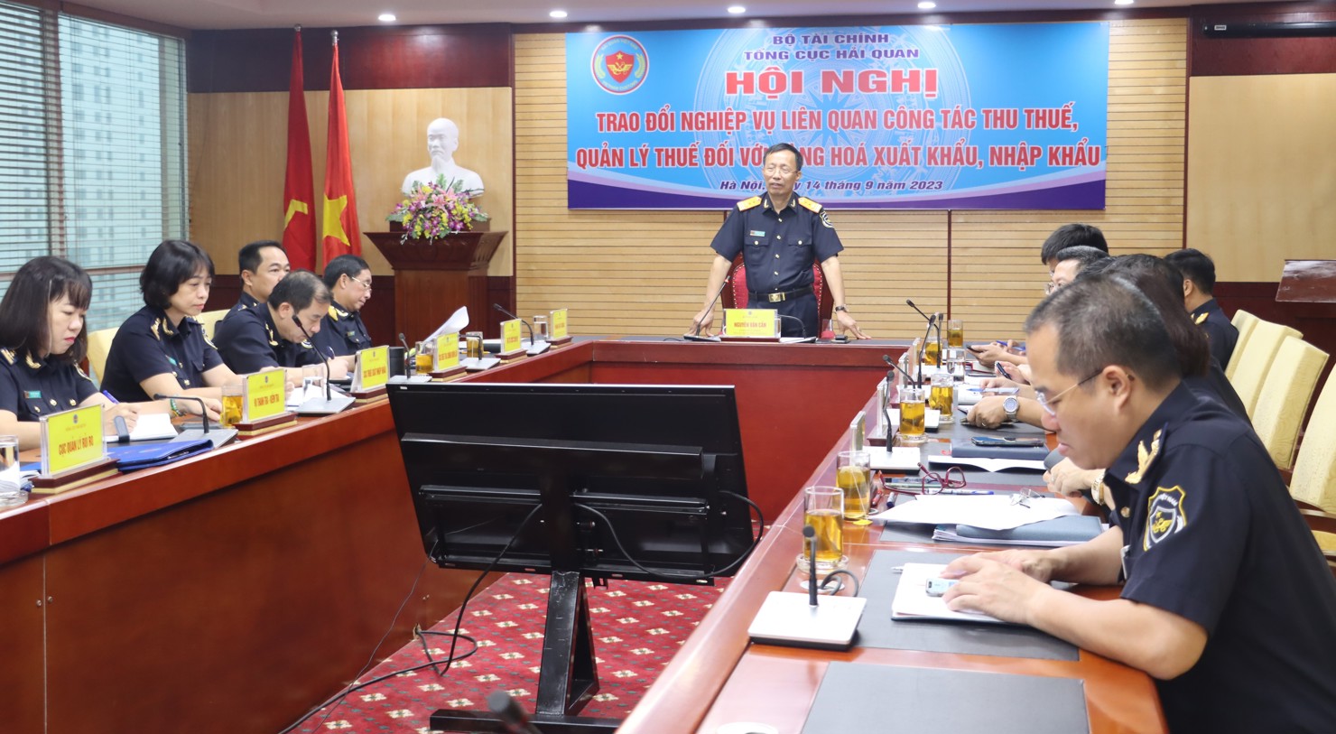 Tổng cục trưởng Nguyễn Văn Cẩn phát biểu chỉ đạo tại hội nghị. 